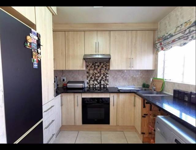 3 BEDROOM TOWNHOUSE FOR SALE IN GLENVISTA